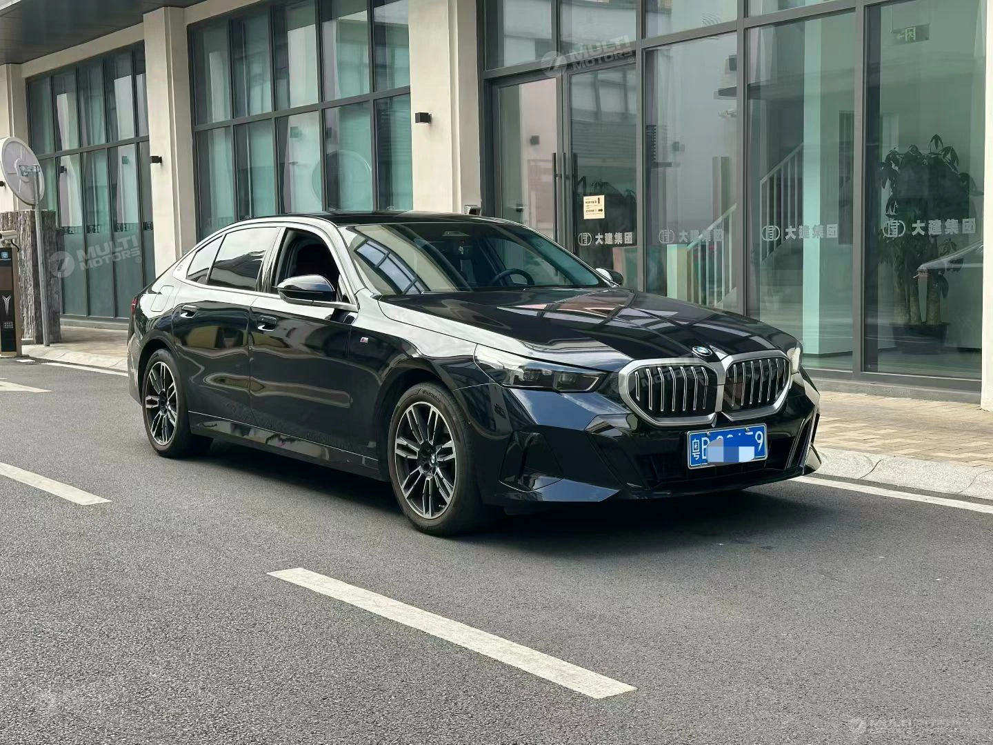  5 Series 530Li leading M sport