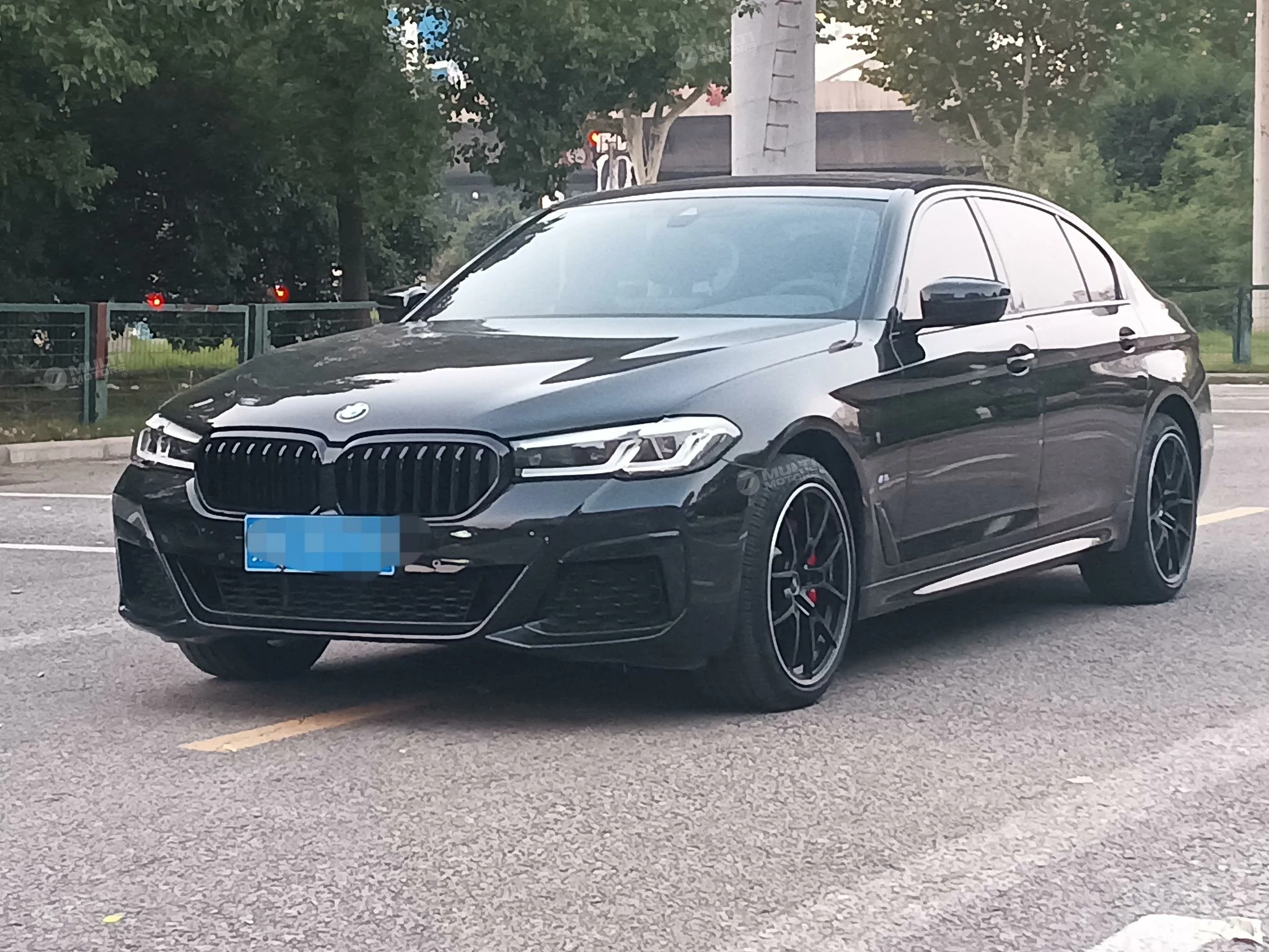  5 Series 530Li leading M sport