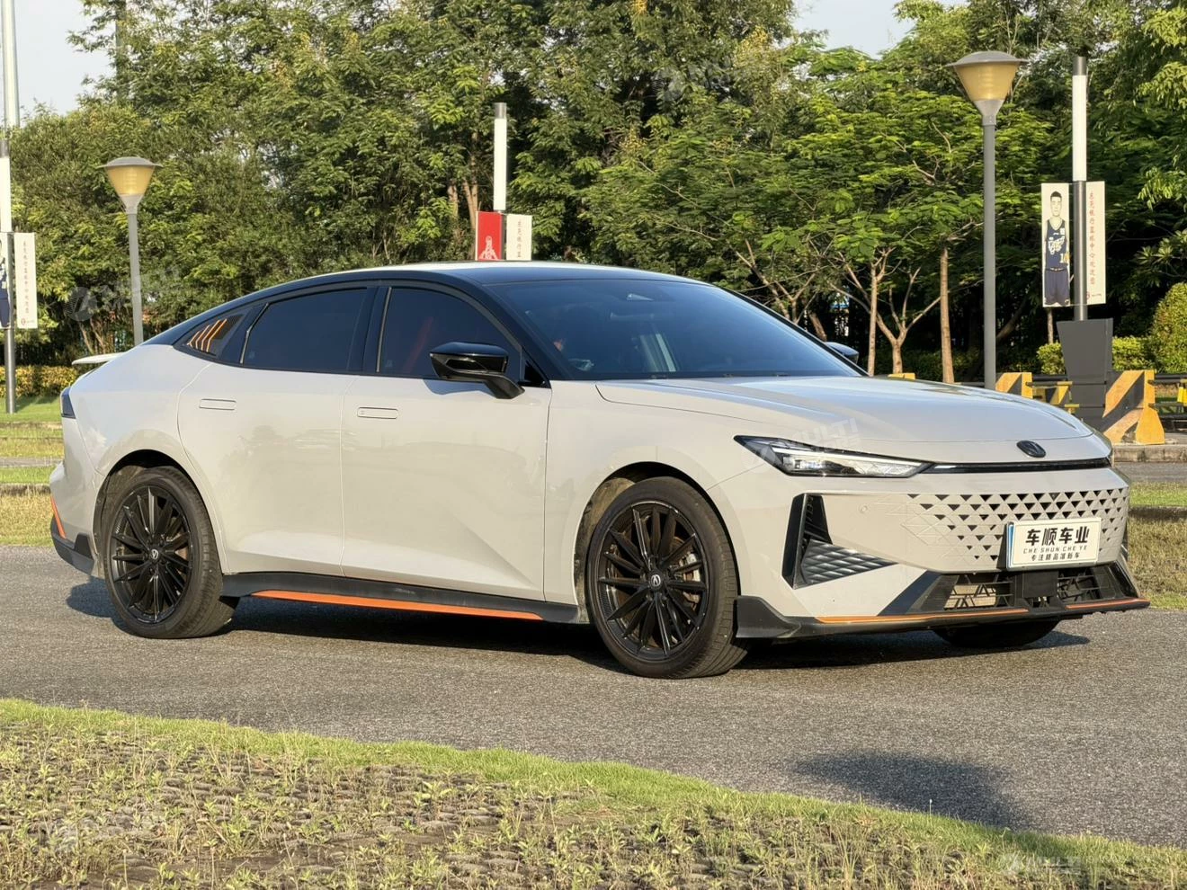  UNI-V 1.5T Premium Sport